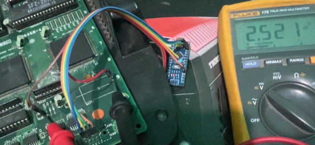 Este es el punto de alimentacion que  tome para conectar el arduino