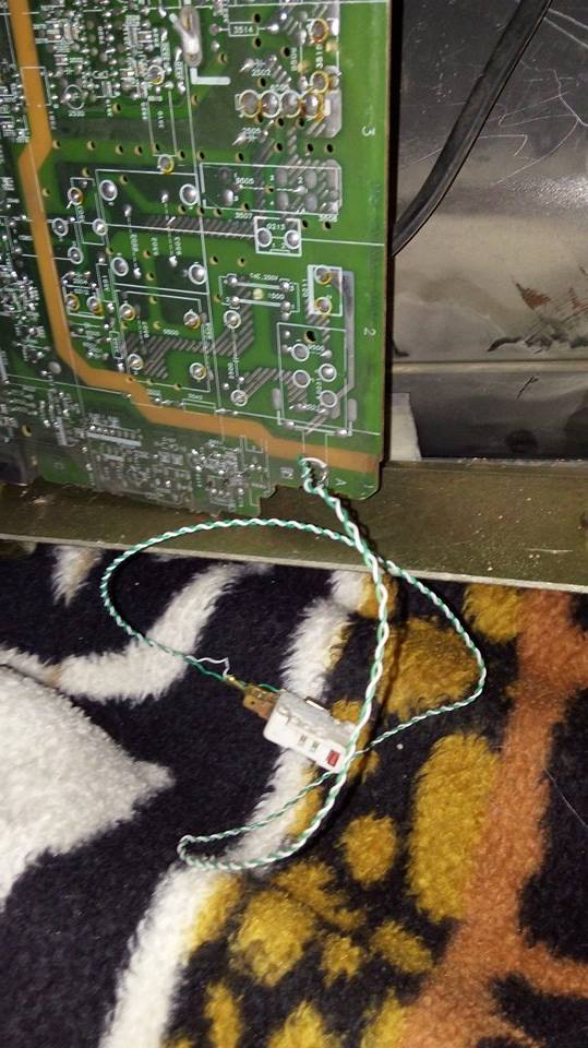 SE APRECIA UNOS CABLES QUE ADAPTARON A UN MICRO