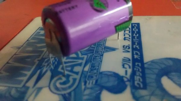 Una bateria de  3 1/2 AA con 2 pins en el negativo =)