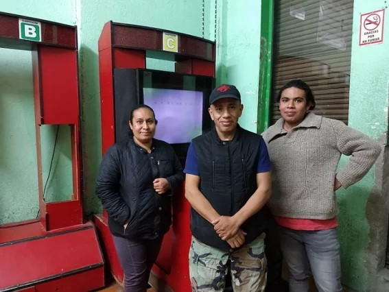 Adolfo Colin, junto a su esposa Elizabeth y su hijo Cristobal, se hace cargo de su local “Videojuegos Gary” en Garibaldi. Foto: Gabriel Sánchez Pozos /Cortesía.