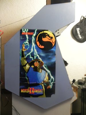 Este es el arte de Mortal Kombat II y como pueden ver no esta en muy buenas condiciones, no se si remplazarlo o no (Por el mismo claro)