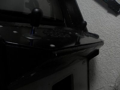 El tablero viene en una sola pieza de metal, ya encontré una persona que me puede ayudar a restaurar los horribles huecos que les platiqué, por lo mientras le puse un acrílico por encima para poder jugar